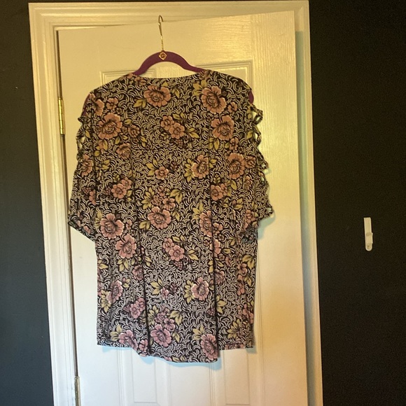 Tops - Picture 4 of 8